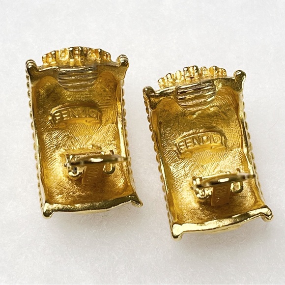 Vintage Fendi Crown Pearl Gold Tone Chunky Clip On Earrings 1” x 5/8” - Picture 5 of 6